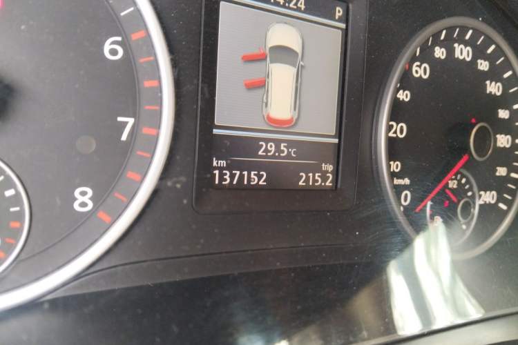 Used Volkswagen Tiguan 2013 2.0 TSI Automatic All-Wheel-Drive Flagship Edition Odometer Close Up