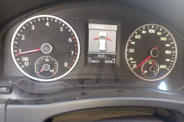 Used Volkswagen Tiguan 2013 1.8TSI Automatic Two-Wheel Drive Luxury Model Odometer Close Up