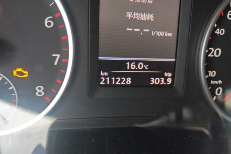 Used Volkswagen Tiguan 2013 1.8TSI Automatic Two-Wheel Drive Luxury Model Odometer Close Up