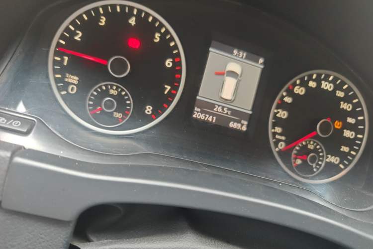 Used Volkswagen Tiguan 2013 1.8 TSI Automatic All-Wheel Drive Luxury Model Odometer Close Up