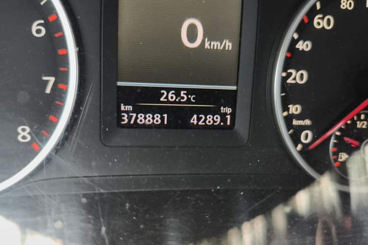 Used Volkswagen Tiguan 2013 1.8 TSI Automatic All-Wheel Drive Luxury Model Odometer Close Up