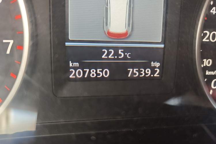 Used Volkswagen Tiguan 2013 1.8 TSI Automatic All-Wheel Drive Luxury Model Odometer Close Up
