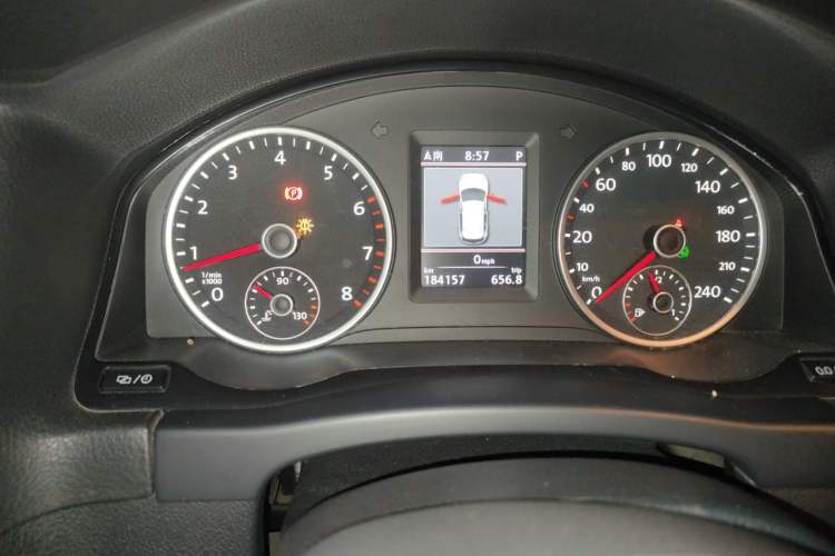 Used Volkswagen Tiguan 2013 1.8 TSI Automatic All-Wheel Drive Luxury Model Odometer Close Up