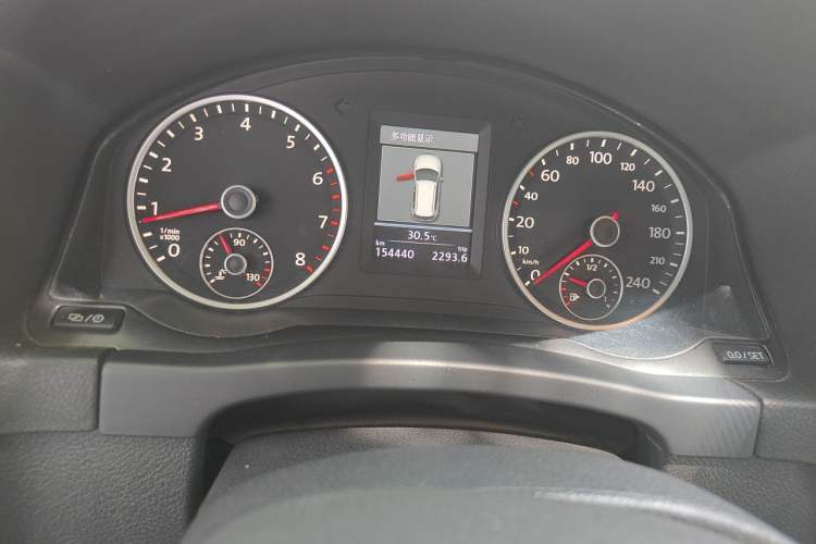 Used Volkswagen Tiguan 2013 1.8TSI Automatic Two-Wheel Drive Luxury Model Odometer Close Up