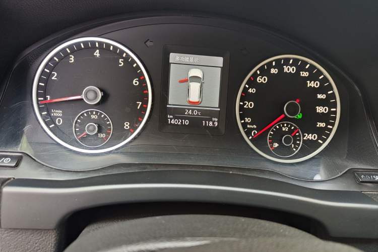 Used Volkswagen Tiguan 2013 1.8 TSI Automatic All-Wheel Drive Luxury Model Odometer Close Up