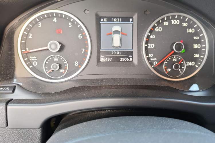 Used Volkswagen Tiguan 2013 1.8 TSI Automatic All-Wheel Drive Luxury Model Odometer Close Up