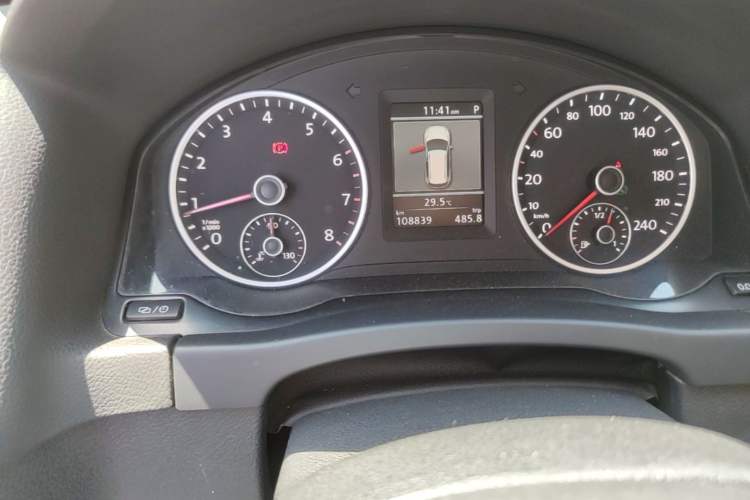 Used Volkswagen Tiguan 2013 1.8 TSI Automatic All-Wheel Drive Luxury Model Odometer Close Up