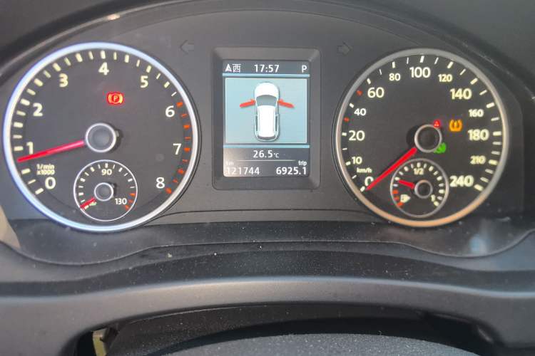 Used Volkswagen Tiguan 2013 1.8TSI Automatic Two-Wheel Drive Luxury Model Odometer Close Up