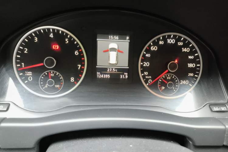 Used Volkswagen Tiguan 2013 1.8TSI Automatic Two-Wheel Drive Luxury Model Odometer Close Up