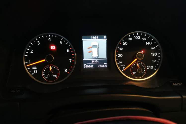 Used Volkswagen Tiguan 2013 2.0 TSI Automatic All-Wheel Drive Luxury Edition Odometer Close Up