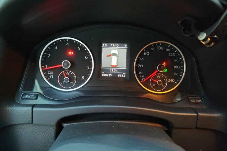 Used Volkswagen Tiguan 2013 1.8TSI Automatic Two-Wheel Drive Luxury Model Odometer Close Up