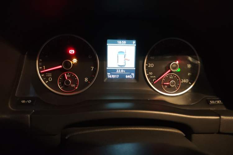 Used Volkswagen Tiguan 2013 2.0 TSI Automatic All-Wheel Drive Luxury Edition Odometer Close Up