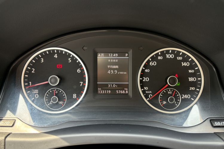 Used Volkswagen Tiguan 2013 1.8TSI Automatic Two-Wheel Drive Luxury Model Odometer Close Up