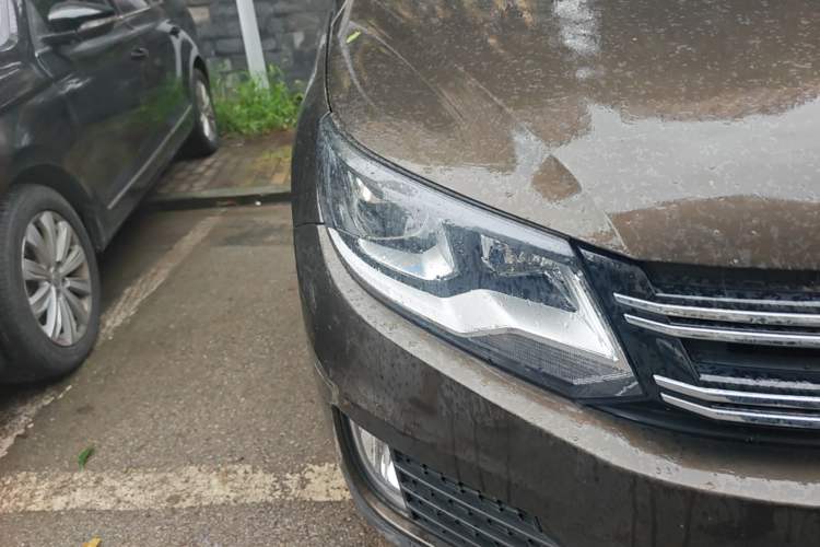 Used Volkswagen Tiguan 2013 1.8 TSI Automatic All-Wheel Drive Luxury Model Right Front Headlight