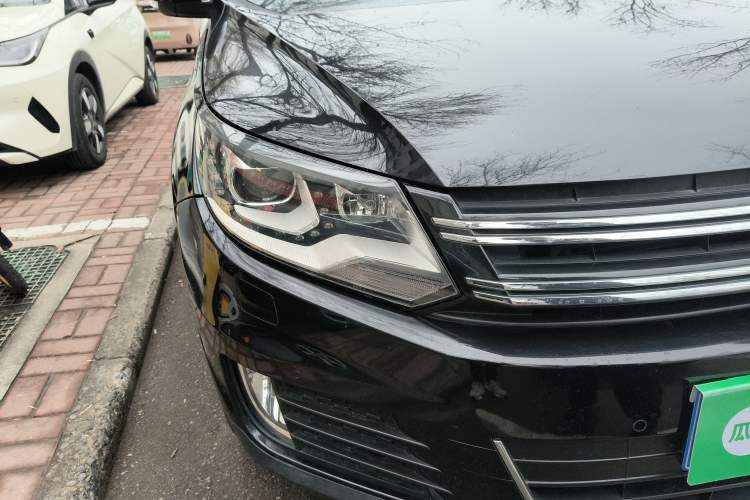 Used Volkswagen Tiguan 2013 2.0 TSI Automatic All-Wheel-Drive Flagship Edition Right Front Headlight