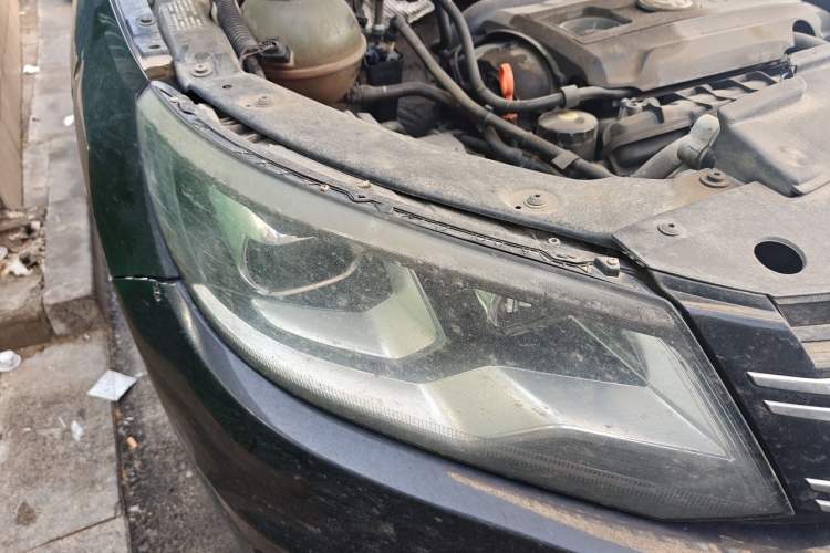 Used Volkswagen Tiguan 2013 1.8 TSI Automatic All-Wheel Drive Luxury Model Right Front Headlight