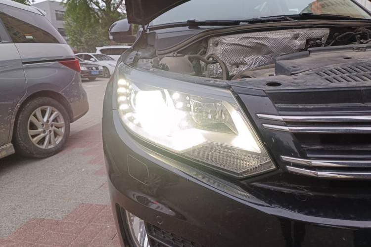 Used Volkswagen Tiguan 2013 2.0 TSI Automatic All-Wheel-Drive Flagship Edition Right Front Headlight