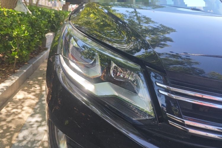 Used Volkswagen Tiguan 2013 2.0 TSI Automatic All-Wheel Drive Luxury Edition Right Front Headlight