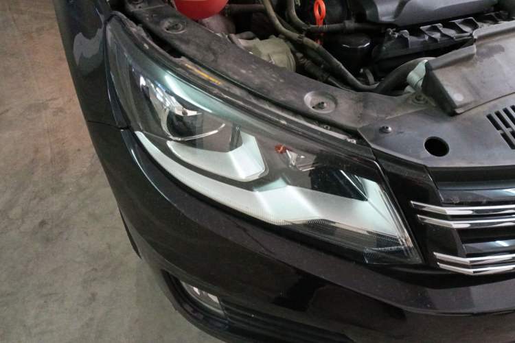 Used Volkswagen Tiguan 2013 2.0 TSI Automatic All-Wheel Drive Luxury Edition Right Front Headlight