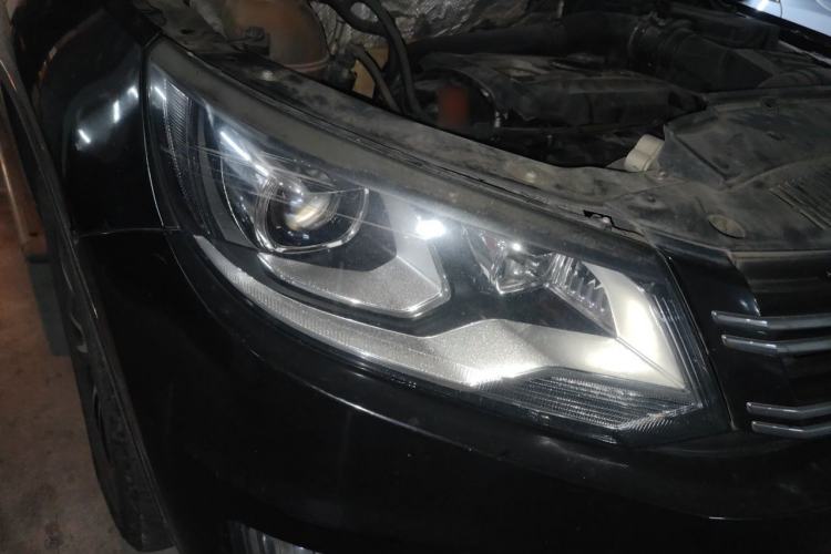 Used Volkswagen Tiguan 2013 1.8 TSI Automatic All-Wheel Drive Luxury Model Right Front Headlight