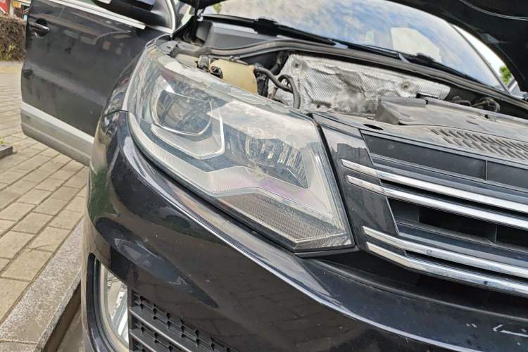 Used Volkswagen Tiguan 2013 1.8 TSI Automatic All-Wheel Drive Luxury Model Right Front Headlight