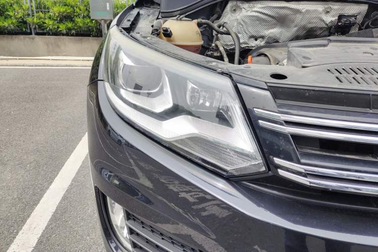 Used Volkswagen Tiguan 2013 2.0 TSI Automatic All-Wheel Drive Luxury Edition Right Front Headlight