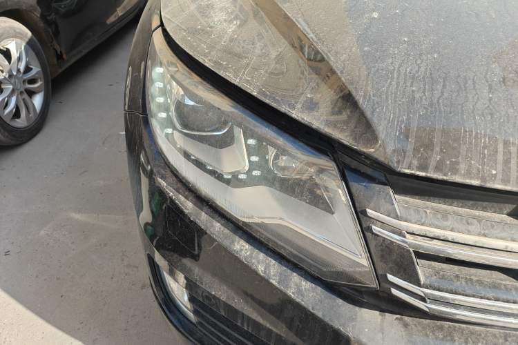 Used Volkswagen Tiguan 2013 2.0 TSI Automatic All-Wheel-Drive Flagship Edition Right Front Headlight