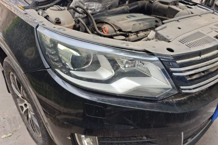 Used Volkswagen Tiguan 2013 1.8 TSI Automatic All-Wheel Drive Luxury Model Right Front Headlight