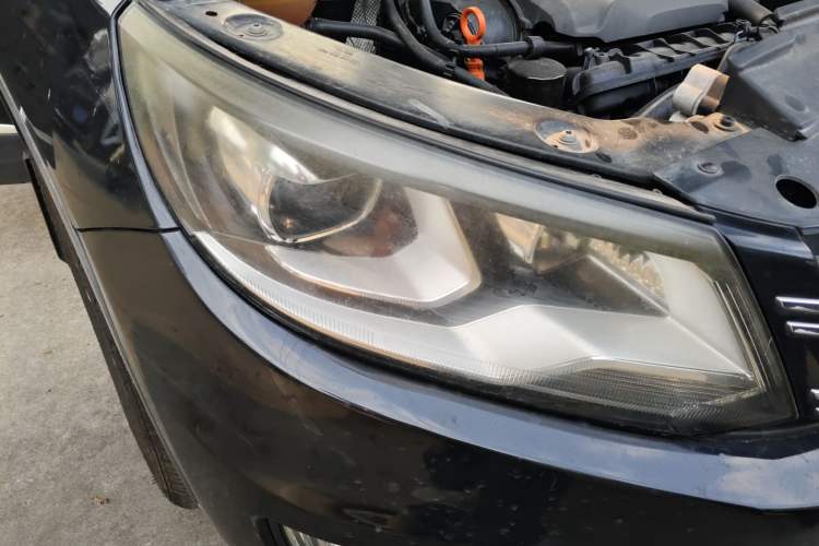 Used Volkswagen Tiguan 2013 1.8 TSI Automatic All-Wheel Drive Luxury Model Right Front Headlight
