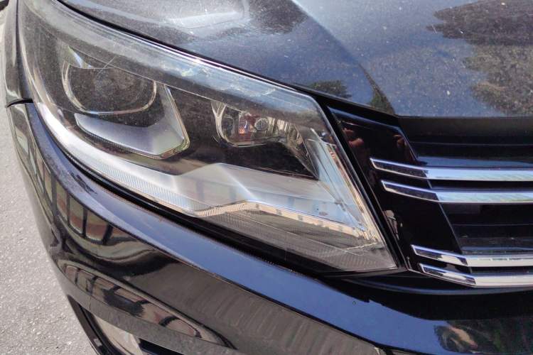 Used Volkswagen Tiguan 2013 1.8 TSI Automatic All-Wheel Drive Luxury Model Right Front Headlight