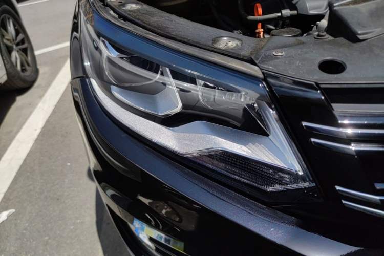 Used Volkswagen Tiguan 2013 1.8 TSI Automatic All-Wheel Drive Luxury Model Right Front Headlight
