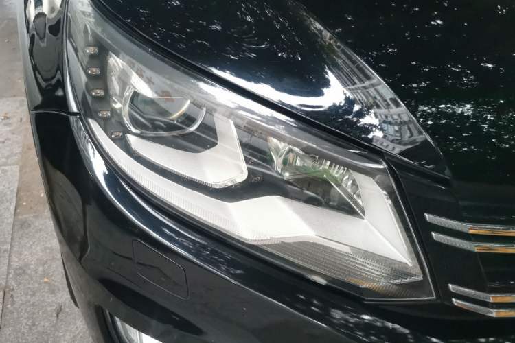 Used Volkswagen Tiguan 2013 2.0 TSI Automatic All-Wheel Drive Luxury Edition Right Front Headlight