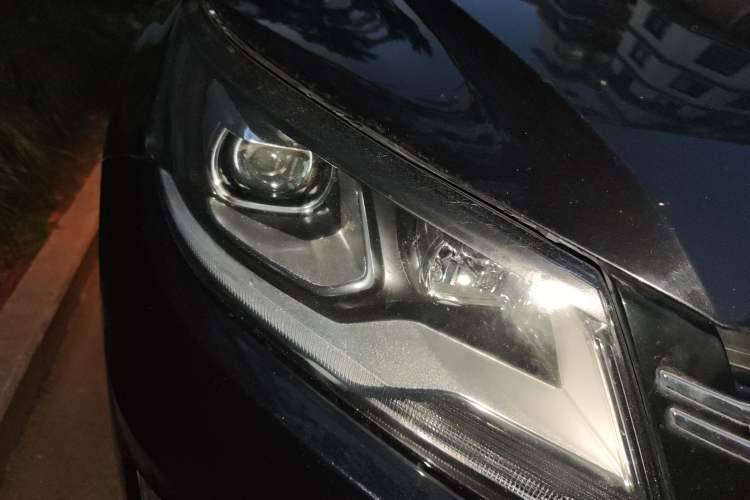 Used Volkswagen Tiguan 2013 2.0 TSI Automatic All-Wheel Drive Luxury Edition Right Front Headlight