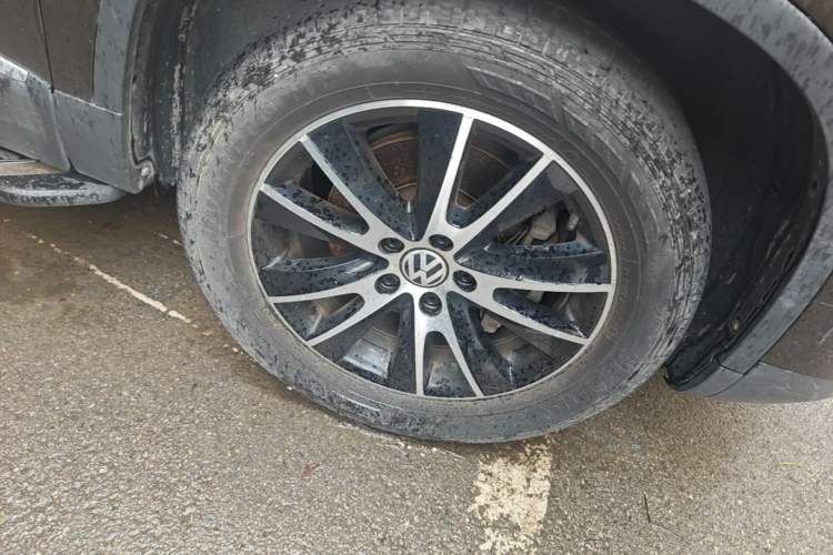 Used Volkswagen Tiguan 2013 1.8 TSI Automatic All-Wheel Drive Luxury Model Right Front Wheel Hub