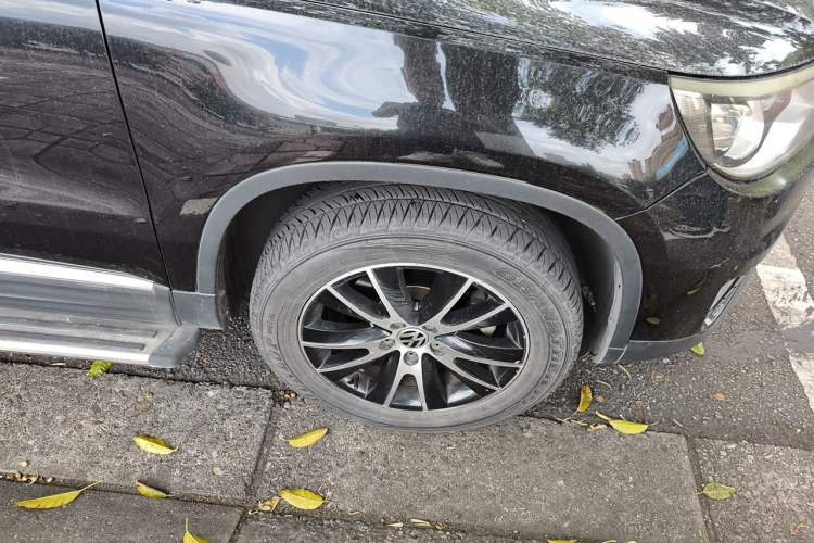 Used Volkswagen Tiguan 2013 1.8 TSI Automatic All-Wheel Drive Luxury Model Right Front Wheel Hub
