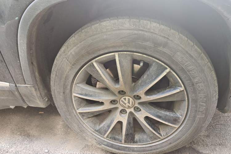 Used Volkswagen Tiguan 2013 1.8 TSI Automatic All-Wheel Drive Luxury Model Right Front Wheel Hub