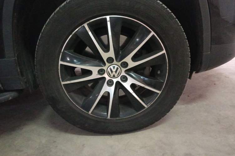 Used Volkswagen Tiguan 2013 2.0 TSI Automatic All-Wheel Drive Luxury Edition Right Front Wheel Hub
