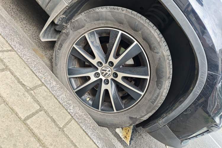 Used Volkswagen Tiguan 2013 1.8 TSI Automatic All-Wheel Drive Luxury Model Right Front Wheel Hub