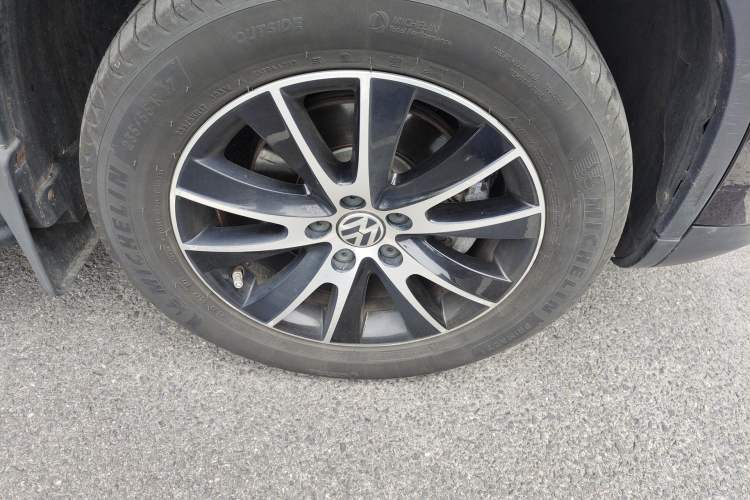 Used Volkswagen Tiguan 2013 2.0 TSI Automatic All-Wheel Drive Luxury Edition Right Front Wheel Hub