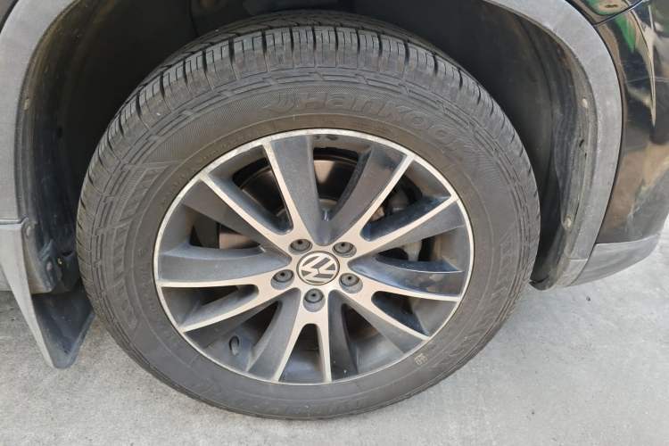 Used Volkswagen Tiguan 2013 1.8 TSI Automatic All-Wheel Drive Luxury Model Right Front Wheel Hub
