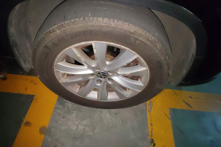 Used Volkswagen Tiguan 2013 1.8 TSI Automatic All-Wheel Drive Luxury Model Right Front Wheel Hub