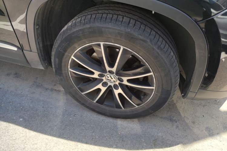 Used Volkswagen Tiguan 2013 1.8 TSI Automatic All-Wheel Drive Luxury Model Right Front Wheel Hub