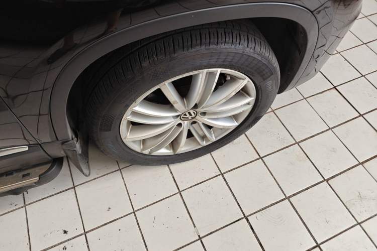 Used Volkswagen Tiguan 2013 2.0 TSI Automatic All-Wheel-Drive Flagship Edition Right Front Wheel Hub