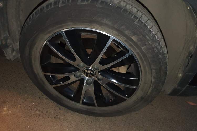 Used Volkswagen Tiguan 2013 2.0 TSI Automatic All-Wheel Drive Luxury Edition Right Front Wheel Hub