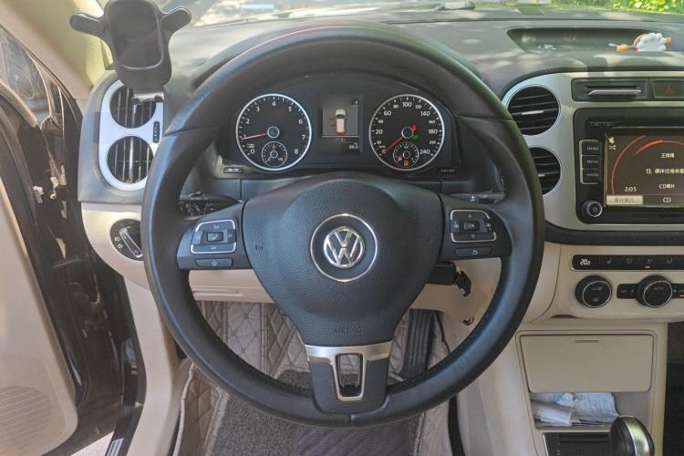Used Volkswagen Tiguan 2013 2.0 TSI Automatic All-Wheel Drive Luxury Edition Steering Wheel