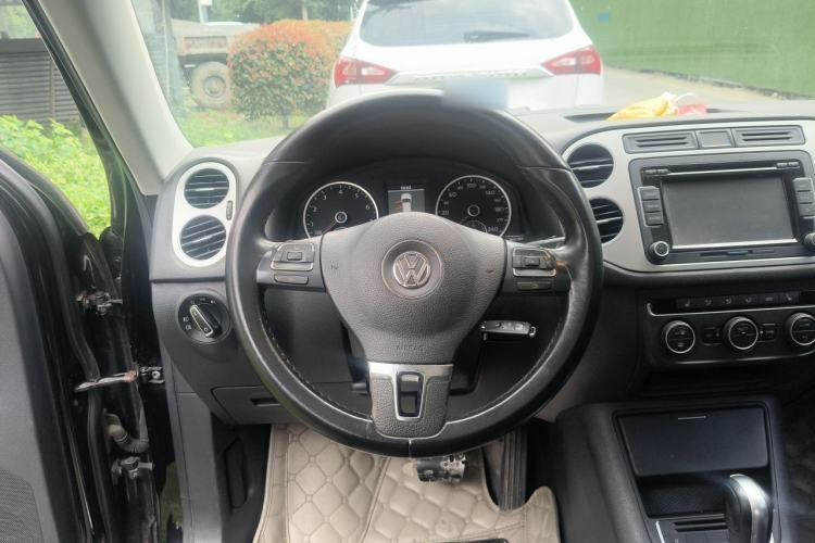 Used Volkswagen Tiguan 2013 2.0 TSI Automatic All-Wheel Drive Luxury Edition Steering Wheel
