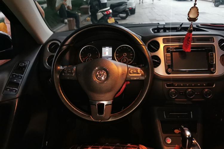 Used Volkswagen Tiguan 2013 2.0 TSI Automatic All-Wheel Drive Luxury Edition Steering Wheel