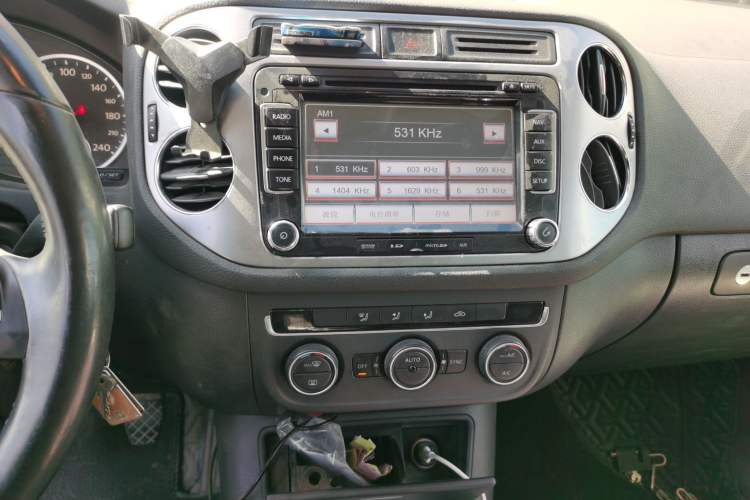 Used Volkswagen Tiguan 2013 1.4 TSI Manual Two-Wheel Drive BlueMotion Edition Audio And AC Panel