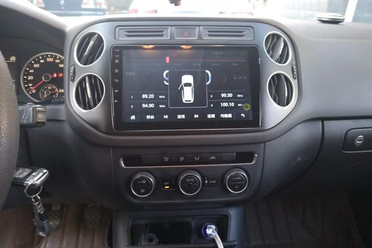 Used Volkswagen Tiguan 2013 1.4 TSI Manual Two-Wheel Drive BlueMotion Edition Audio And AC Panel