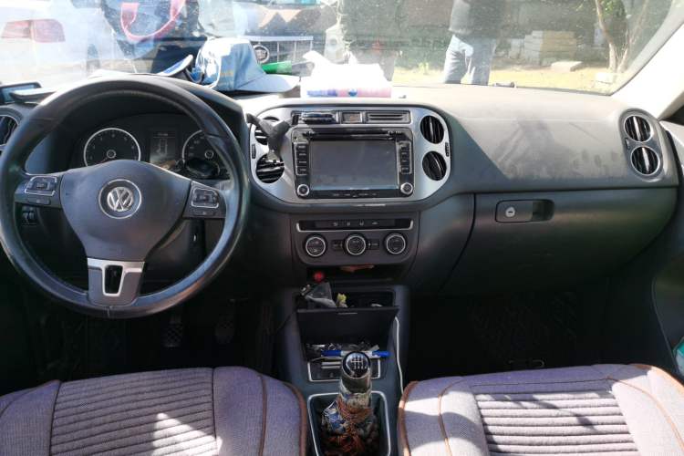 Used Volkswagen Tiguan 2013 1.4 TSI Manual Two-Wheel Drive BlueMotion Edition Center Console